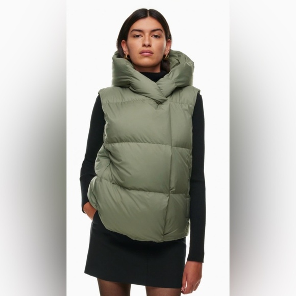 Babaton Duvet Puffer Vest women’s size small EUC Aritizia